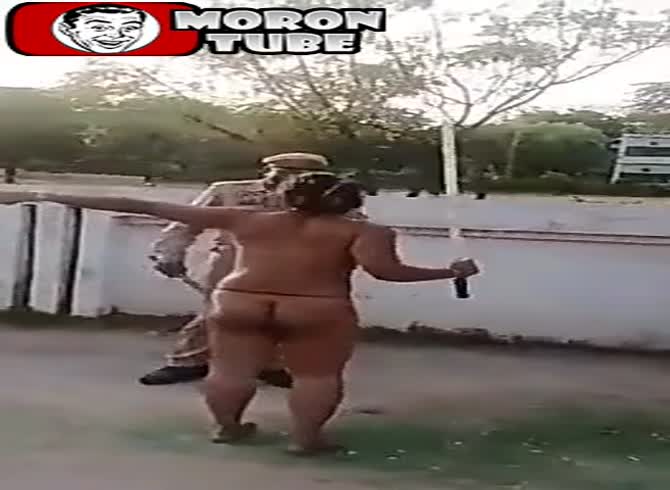 Video :The police are unsure about how to handle this nude woman